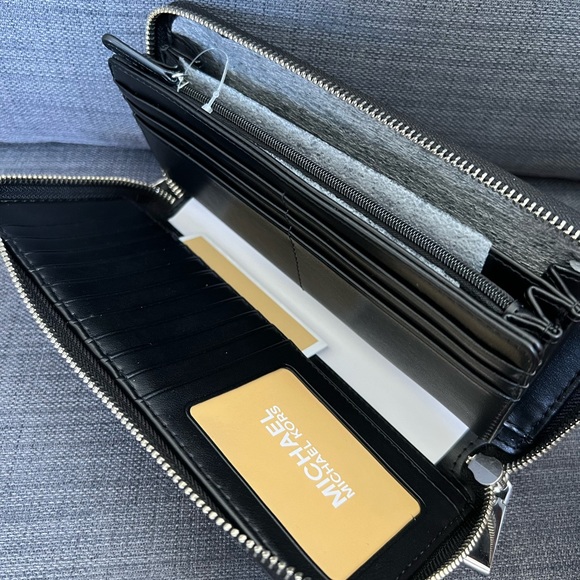 NWT MICHAEL KORS LARGE ZIP AROUND TRAVEL CONTINENTAL WRISTLET WALLET - Picture 9 of 13